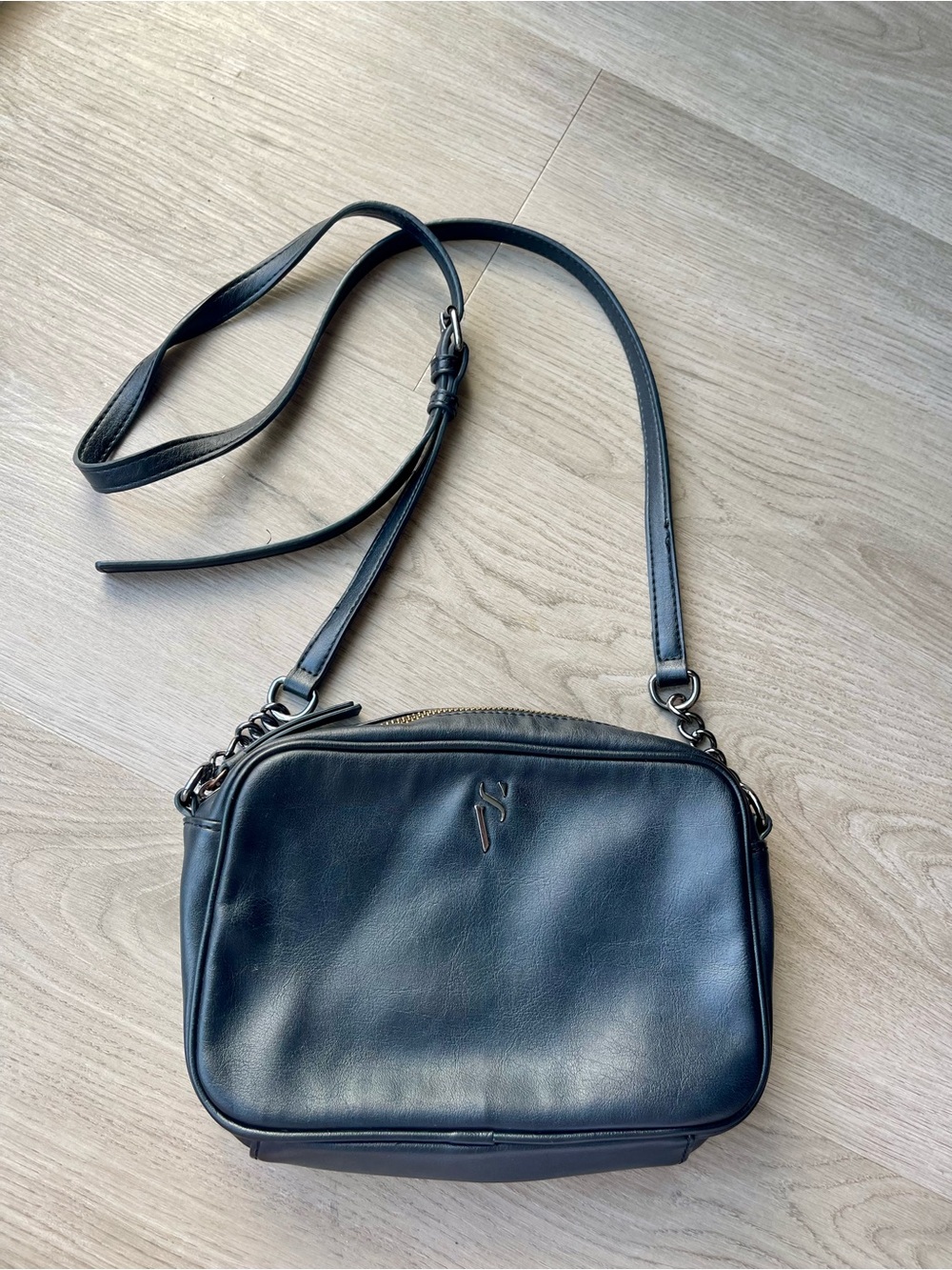 Vintage Vera Wang Designer Genuine Leather Crossbody Bag